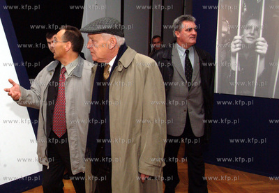 Mieczyslaw Rakowski ostatni premier PRL oglada wystawe...