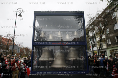 Gdansk. Parada z okazji Swieta Niepodleglosci. Nz mobilny...