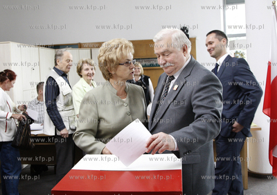 Gdansk. Wybory prezydenckie.Nz glosuje Lech Walesa...