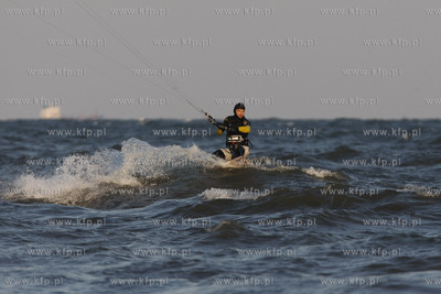 Gdynia Orlowo. Kitesurfing.
25.10.2011
fot. Krzysztof...