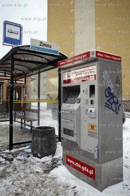 Automat biletowy na przystanku tramwajowym przy ul....