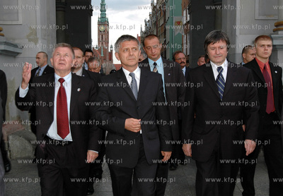 Premier RP Marek Belka ( w srodku ) ,, Cezary Dabrowski-...
