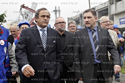 Delegaci UEFA z prezydentem Michaelem Platinim byli...