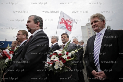 Gdansk. Zlozenie kwiatow pod pomnikiem Poleglych Stoczniowcow...
