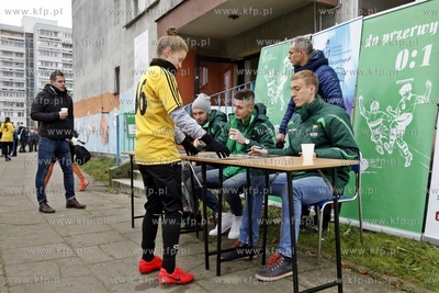 Gdansk Zaspa. Pilkarski turniej dzikich druzyn Do przerwy...
