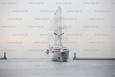 Żaglowiec Wind Surf wpływa do portu w Gdyni.
10.08.2017
fot....