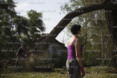 Skutki nawałnicy, która z piątku na sobotę przeszła...