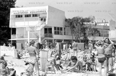 Lato na sopockiej plazy, w glebi Lazienki Polnocne....