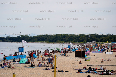 Wakacje w Gdańsku. Plaża w okolicy molo w Brzeźnie....