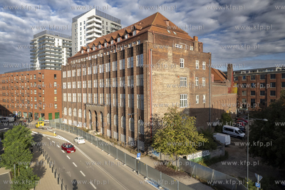 Przychodnia Wałowa w Gdańsku. Budynek ogrodzony płotem...