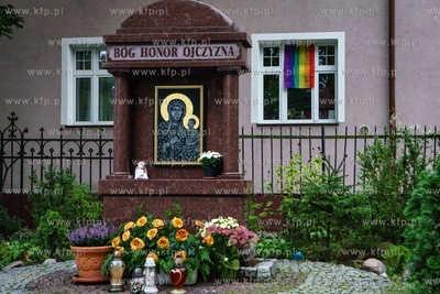 Gdańsk, Wrzeszcz, ul. Matejki. Nz. Tęczowa flaga...