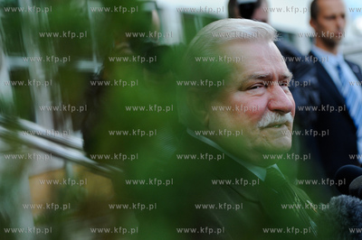 Gdansk. Wybory parlamentarne. Glosuje Lech Walesa z...