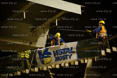 Gdansk - Wrzeszcz. Montaz kolejnych elementow estakady...