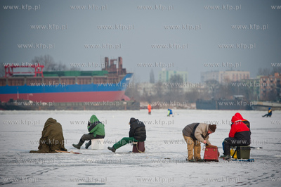 Gdansk. Martwa Wisla. Niskie temperatury utworzyly...