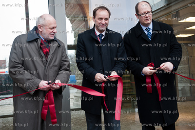 Gdansk. Konferencja prasowa i przeciecie wstegi przez...