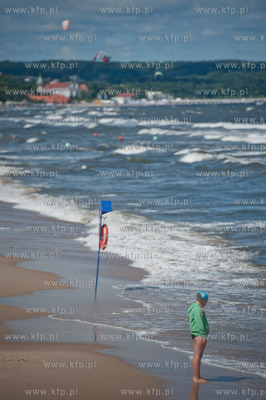 Gdansk. Czerwona flaga wywieszona na plazy w Jelitkowie...