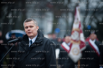 Gdynia. Zlozenie kwiatow na plycie Pomniku Marynarza...