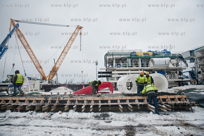 Gdansk. Wisloujscie. Montaz maszyny drazacej TMB, ktora...