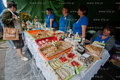 Gdansk. Plac przed siedziba Polskiego Zwiazku Wedkarskiego...