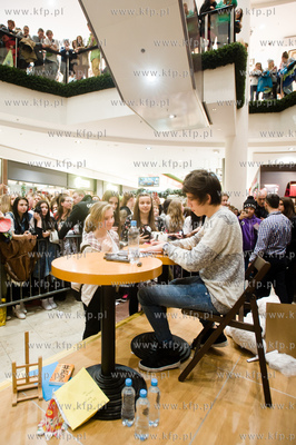 Gdansk. Galeria Baltycka. Spotkanie z Dawidem Kwiatkowskim.
28.11.2013
fot....