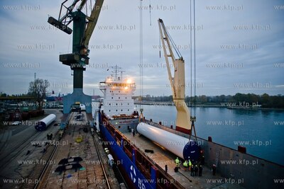 Stocznia Gdanska. Zaladunek elementow wiez wiatrowych,...