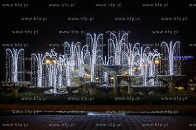 Gdynia. Swiateczne iluminacje na fontannie na skwerze...