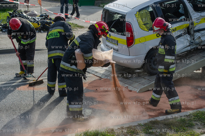 Gdansk. Wypadek drogowy auta i dwoch motocykli na ulicy...