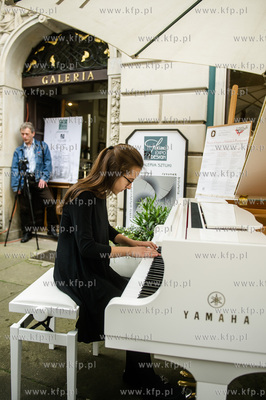 Gdansk. Muzyka Chopina na przedprozach gdanskich kamienic...