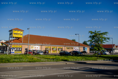 Gdańsk. Ujescisko. Sklep sieci Netto, w tle market...