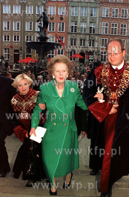 Margaret Thatcher wchodzi do Dworu Artusa w towarysztwie...