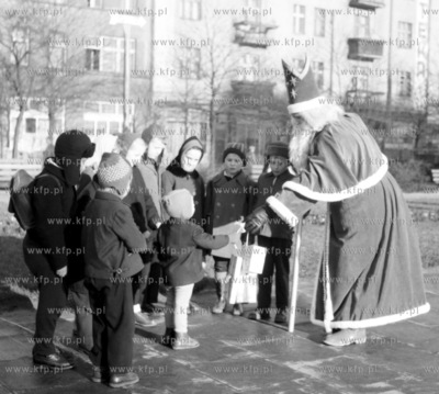 Mikolaj i dzieci prawdpodobnie na gdynskiej ulicy....