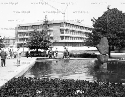 Fontanna na skwerze przy ul. Rajskiej, w glebi Dom...