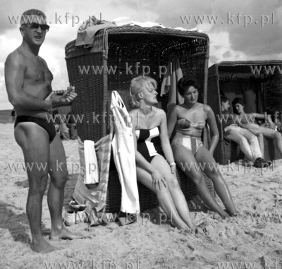 Plazowicze i wiklinowe kosze na plazy w Sopocie. 1966...
