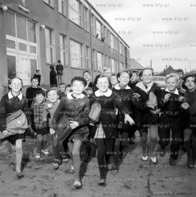 Dzieci wychodza ze szkoly. 1962
z0003325
Fot. Zbigniew...