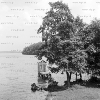 Tajemnicza budka nad jeziorem na Kaszubach.
15.07.1966
0000939z_lipiec1966
Fot....