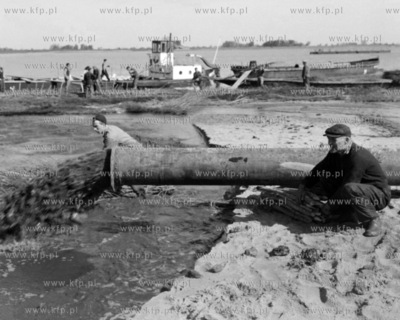 Pracownicy Rejonu Dróg Wodnych z Tczewa przy budowie...