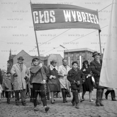 Pochód pierwszomajowy maszerujący ulicą Podwale...