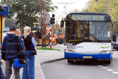 Gdynia ul. Morska. Przystanek na zadanie autobusow...
