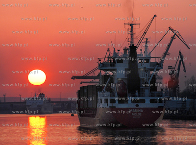 W gdynskim porcie o zachodzie slonca. Nz. Wplywajacy...