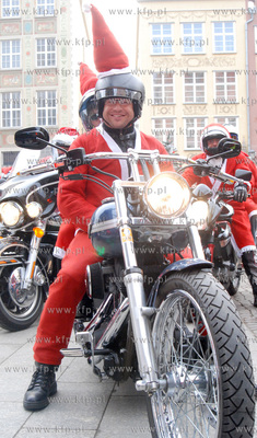 Blisko 500 motocyklistow mikolajów przyjechalo z Gdyni...