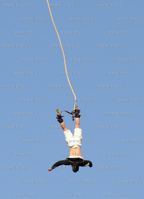 Mlode Miasto w Gdansku. Skoki na bandzi z zurawia Grohmann...