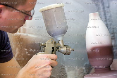 Chmielno. Zaklad Ceramiczny Genius. Nz. Karol Trowski,...