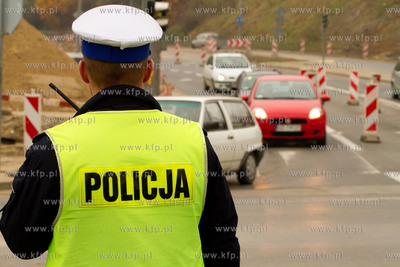 Wszytich Swietych. Policja kierujaca ruchem na skrzyzowaniu...