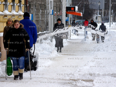 Gdansk, Nowe Ogrody. Odsniezanie chodnika po obfitych...