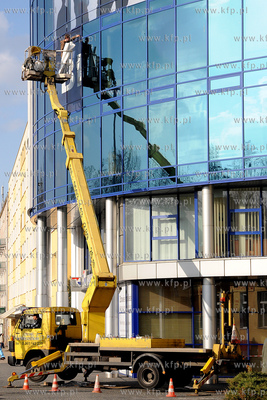 Gdynia. Montaz bilboarda na budynku biurowca Hossy...