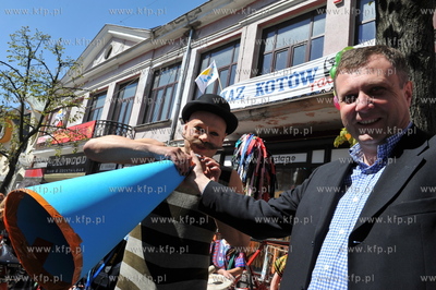 Sopot ulica Artystow. Inauguracja sopockiego lata -...