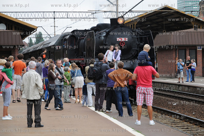 Pociag "Heweliusz", prowadzony przez parowoz z wolsztynskiej...