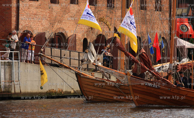 Gdansk. V Zlot Oldtimerow w Marinie Gdanskiej. Parada...