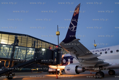Port Lotniczy Gdansk. Nz. Embraer Polskich Linii Lotniczych...