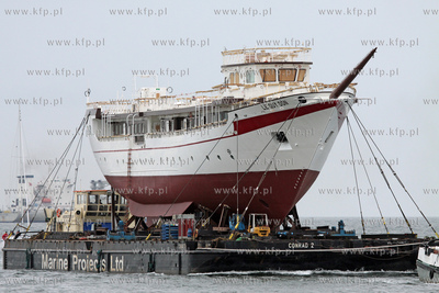 Transport kadluba do portu wewnetrzego w Gdansku szkolnego...